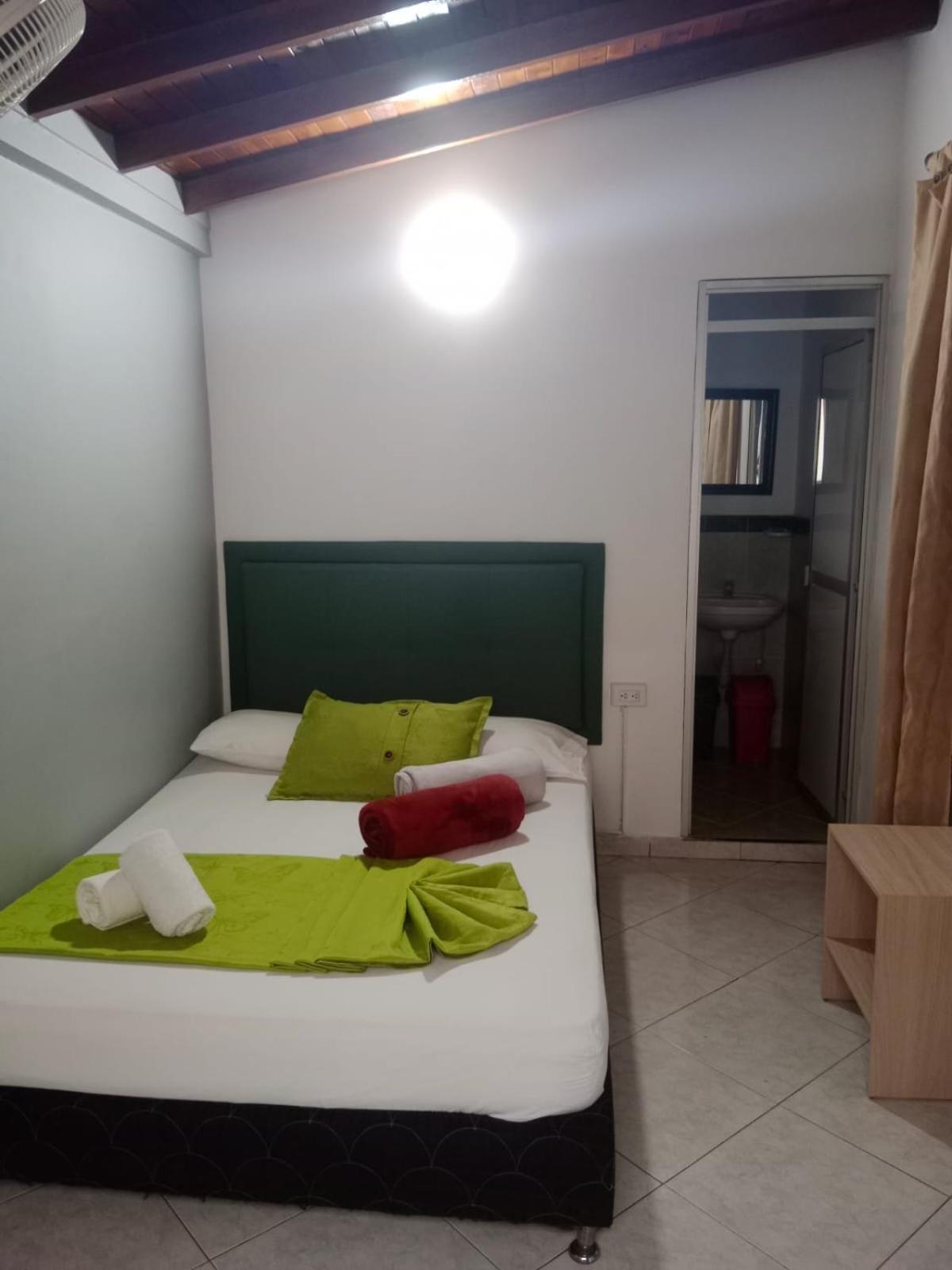 Hotel El Deportista Медельин Экстерьер фото